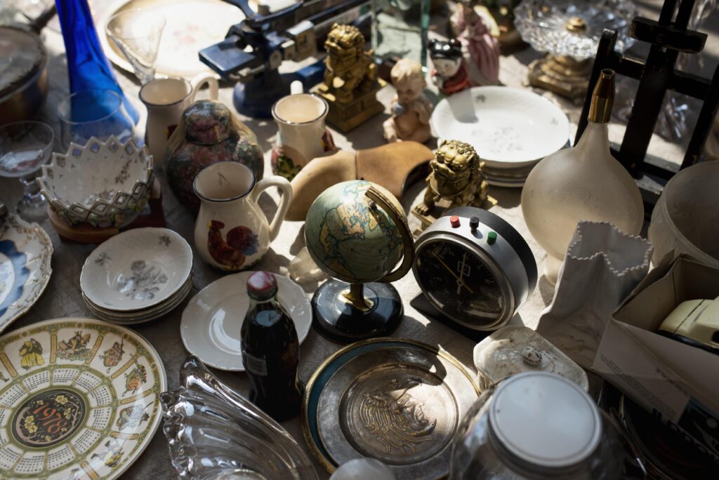 high-angle-vintage-objects-second-hand-market-2-min